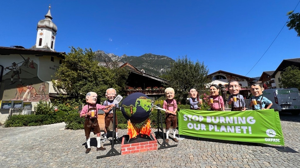 Oxfam-Aktivisten auf dem Mohrenplatz im Ortsteil Garmisch. 