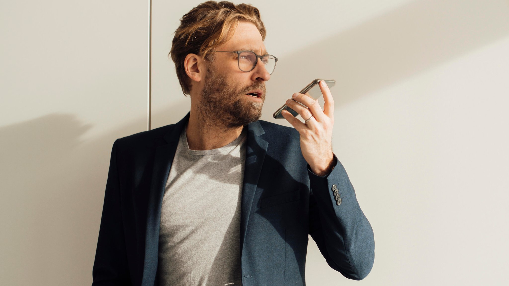 Ein Mann spricht in sein Smartphone. | Bild: picture alliance / Westend61 | Joseffson Ein Mann spricht in sein Smartphone.