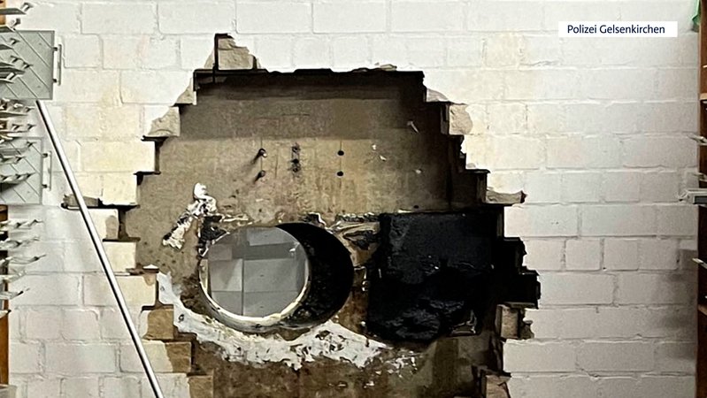 Bankeinbruch - Tresorraum mit Bohrer aufgebrochen | Bild: BR Bankeinbruch - Tresorraum mit Bohrer aufgebrochen