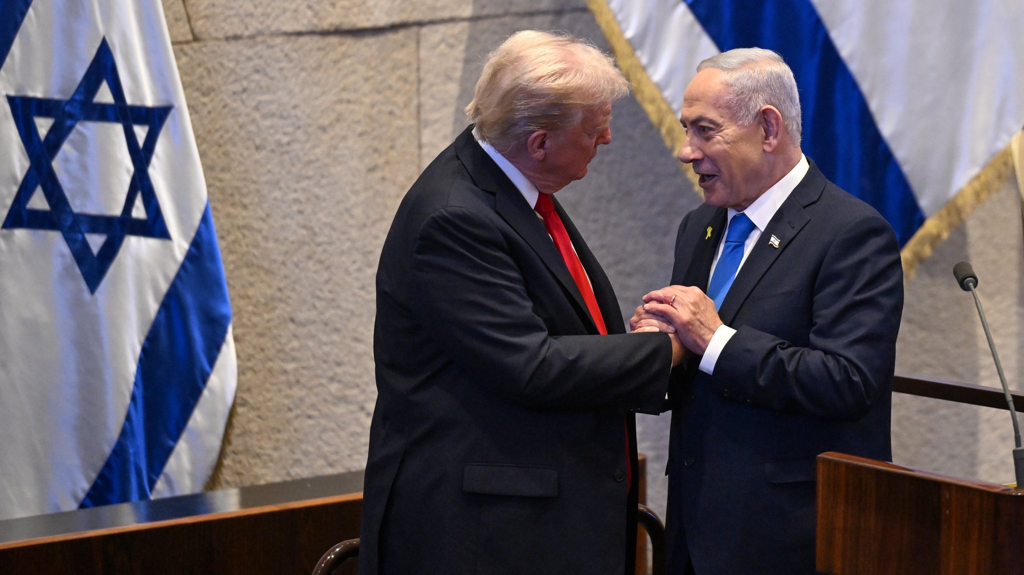 US-Präsident Donald Trump reicht dem israelischen Premierminister Benjamin Netanjahu in der Knesset die Hand (13.10.2025) | Bild: Kenny Holston/Pool New York Times/AP/dpa +++ dpa-Bildfunk US-Präsident Donald Trump reicht dem israelischen Premierminister Benjamin Netanjahu in der Knesset die Hand (13.10.2025)