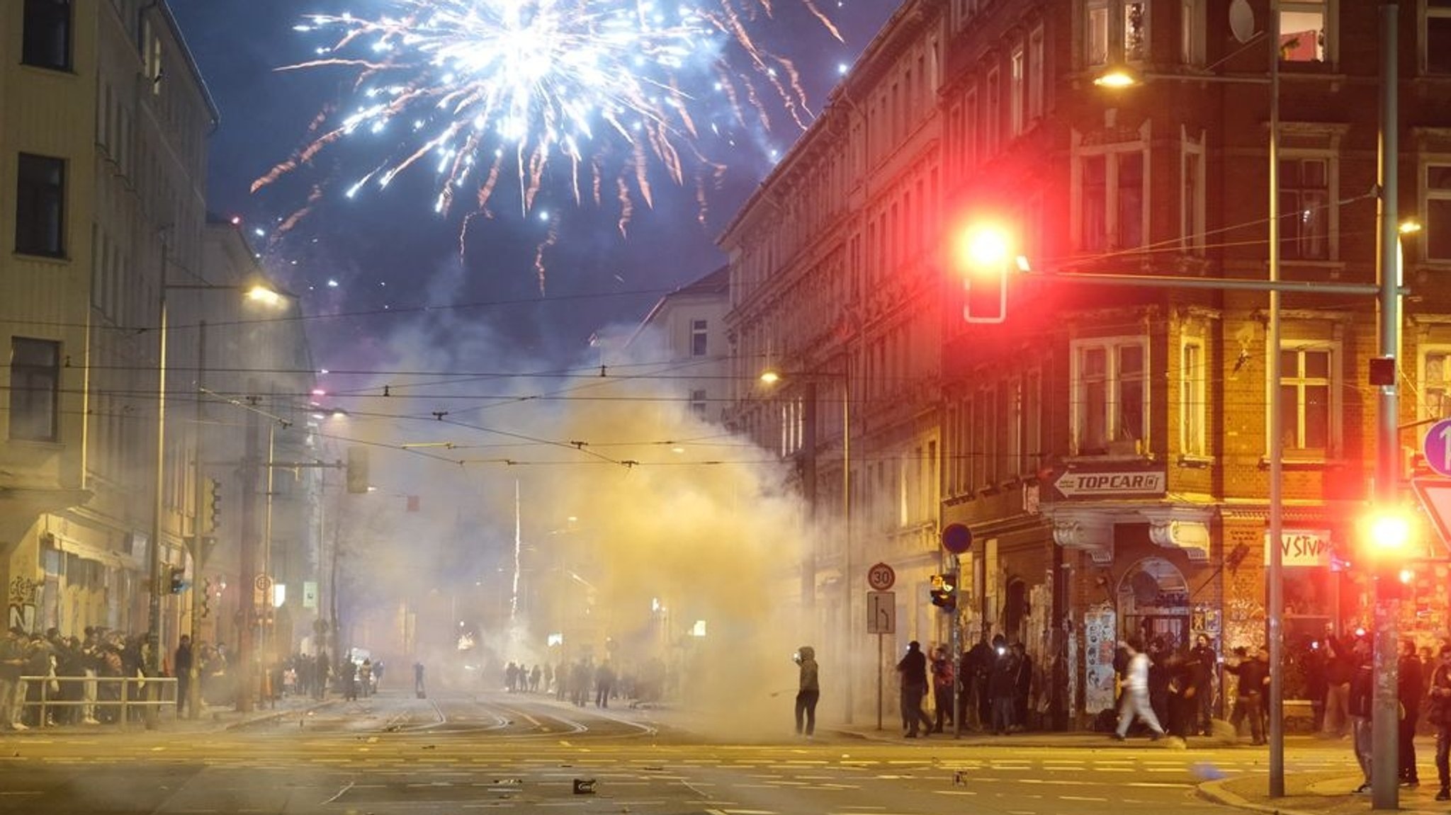 Feuerwerk an der Eisenbahnstraße im Osten der Stadt Leipzig am 31.12.22. Das große Böllern und Raketenzünden zum Jahreswechsel sieht die Mehrheit der Menschen in Deutschland einer Umfrage zufolge negativ. Entschiedene Gegner des Feuerwerks sind ein Drittel der Bundesbürger (34 Prozent), wie das Meinungsforschungsinstitut Yougov im Auftrag der Deutschen Presse-Agentur ermittelte.