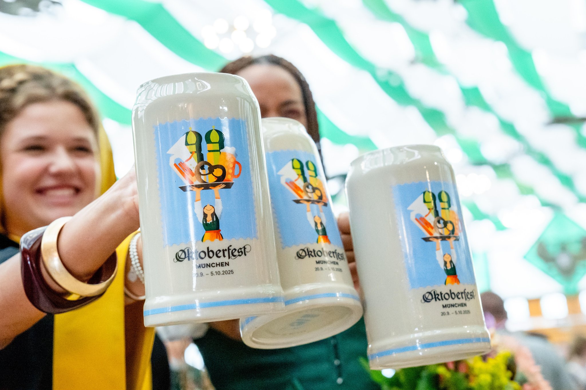 28.08.2025: Präsentation des offiziellen Oktoberfest-Sammlerkrugs 2025 im Armbrustschützenzelt auf der Theresienwiese in München. Franziska Inselkammer als Münchner Kindl. | Bild: picture alliance/CHROMORANGE/Michael Bihlmayer 28.08.2025: Präsentation des offiziellen Oktoberfest-Sammlerkrugs 2025 im Armbrustschützenzelt auf der Theresienwiese in München. Franziska Inselkammer als Münchner Kindl.