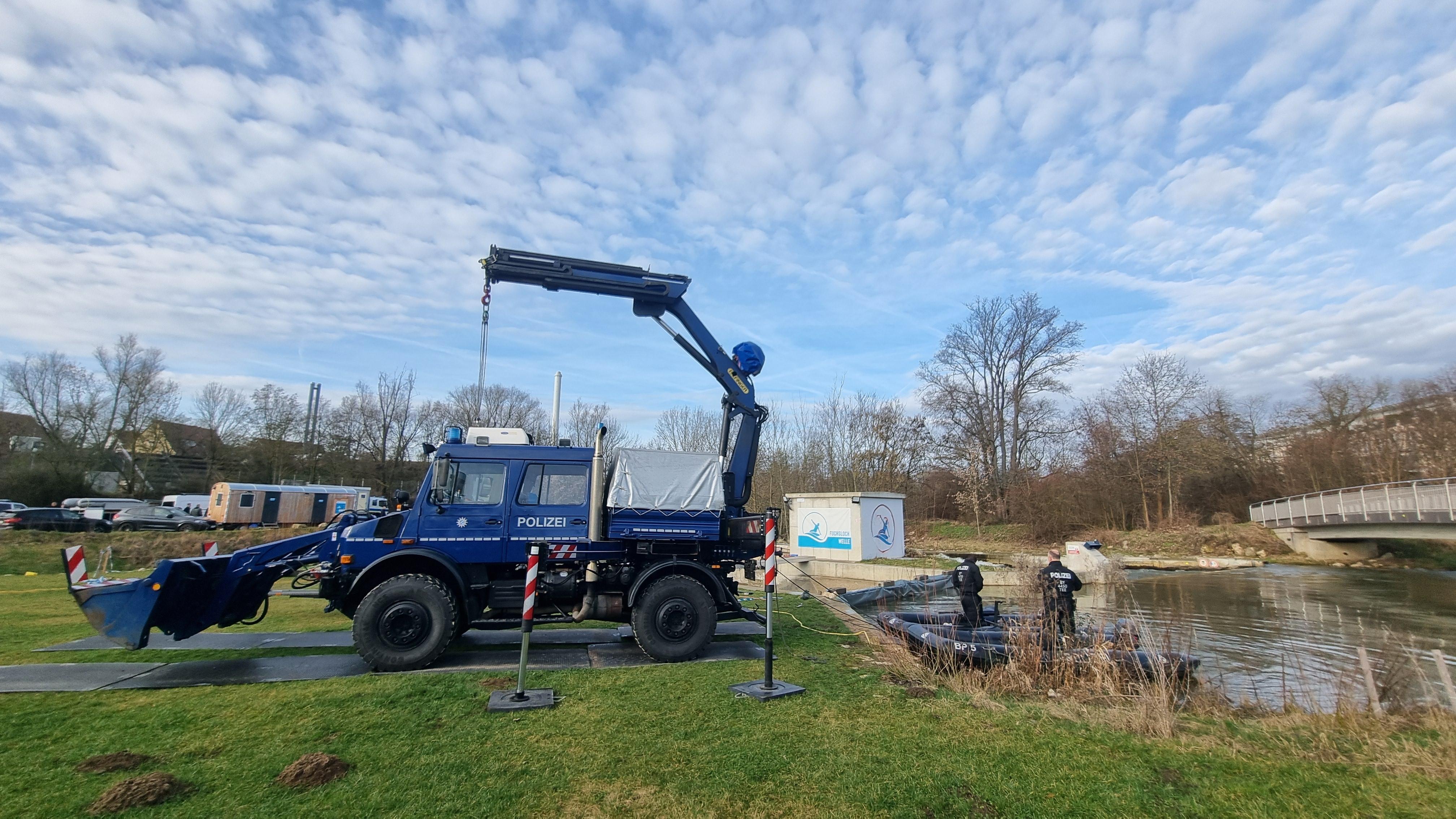 Polizeitaucher suchen in der Nürnberger Pegnitz nach einer Tatwaffe