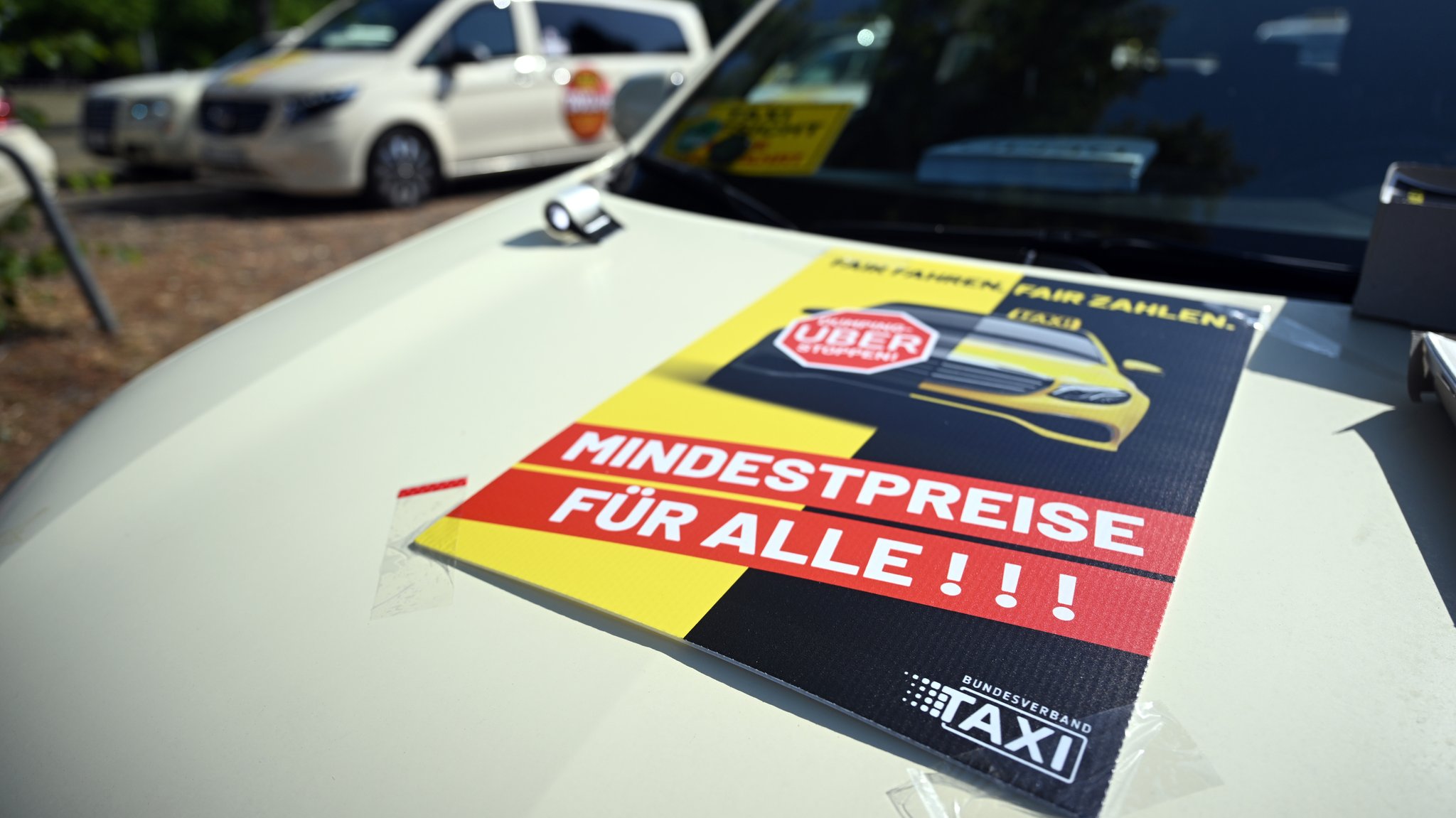 (Symbolbild) Taxis stehen auf einem Messe-Parkplatz um sich zu einem Autokorso zu sammeln. 