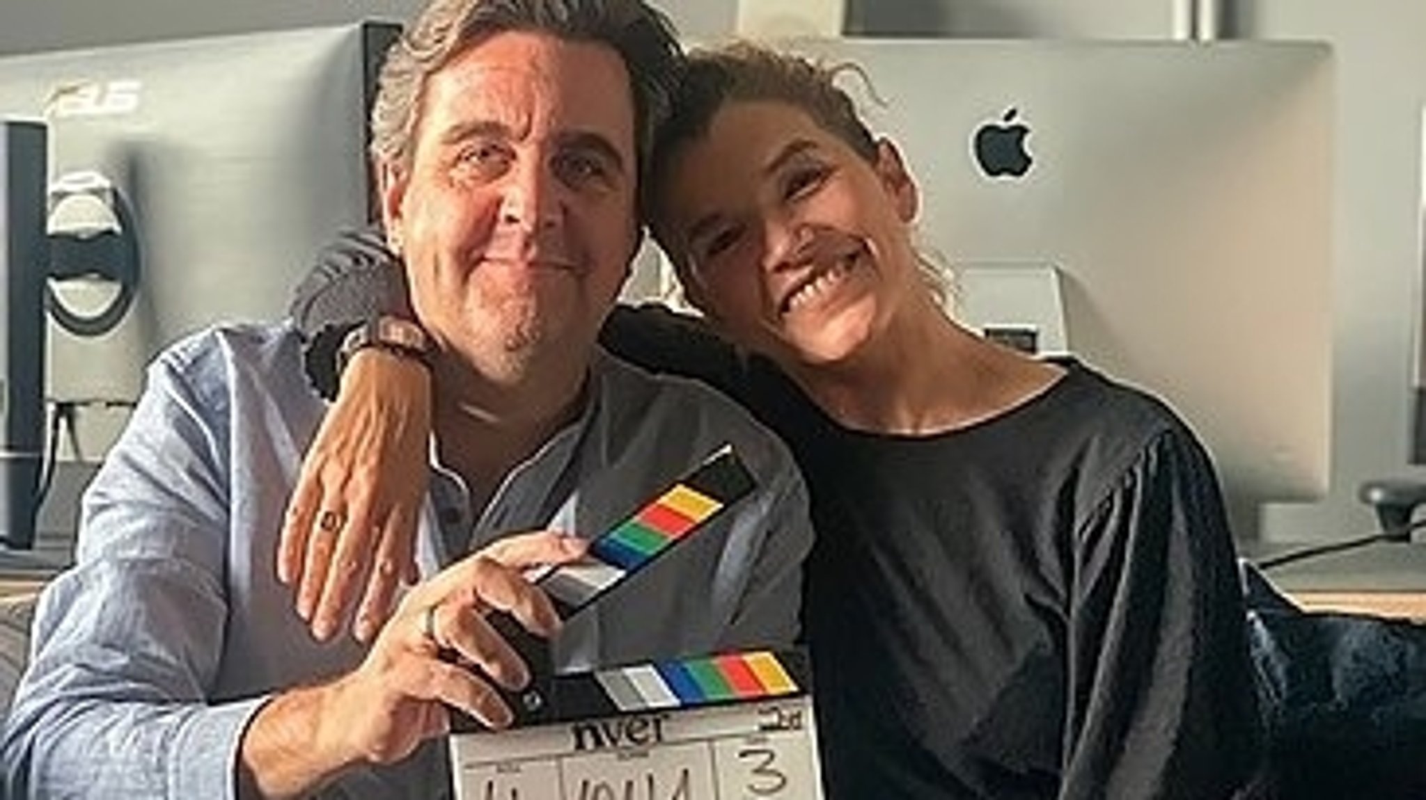 Bastian Pastewka und Anke Engelke mit einer Filmklappe.