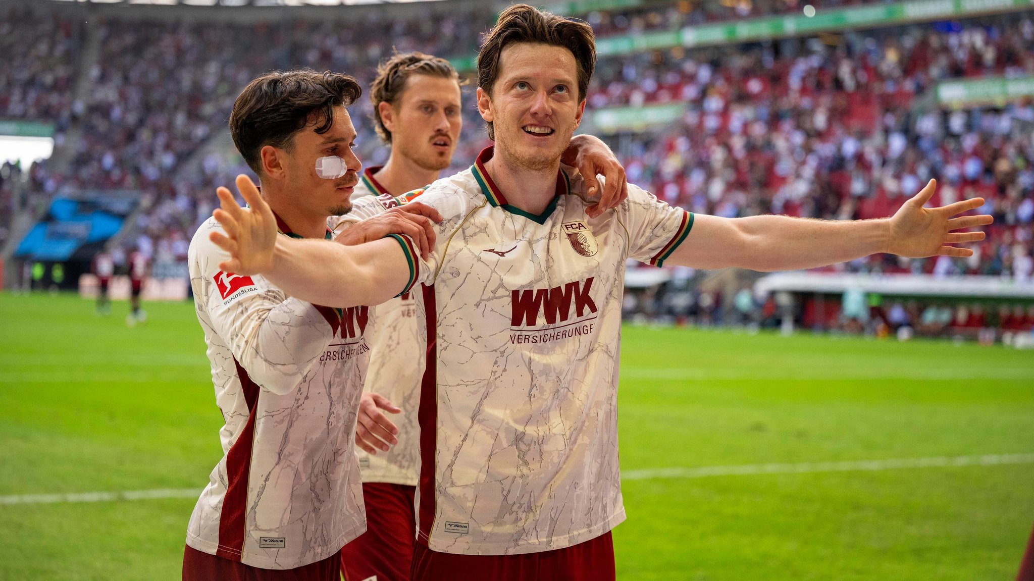 Michael Gregoritsch jubelt im Spiel gegen Bayer 04 Leverkusen
