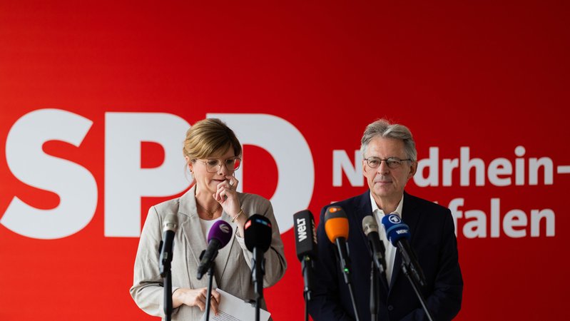 Sarah Philipp und Achim Post, Vorsitzende der nordrhein-westfälischen SPD am Tag nach der Wahl. | Bild: dpa-Bildfunk/Rolf Vennenbernd Sarah Philipp und Achim Post, Vorsitzende der nordrhein-westfälischen SPD am Tag nach der Wahl.