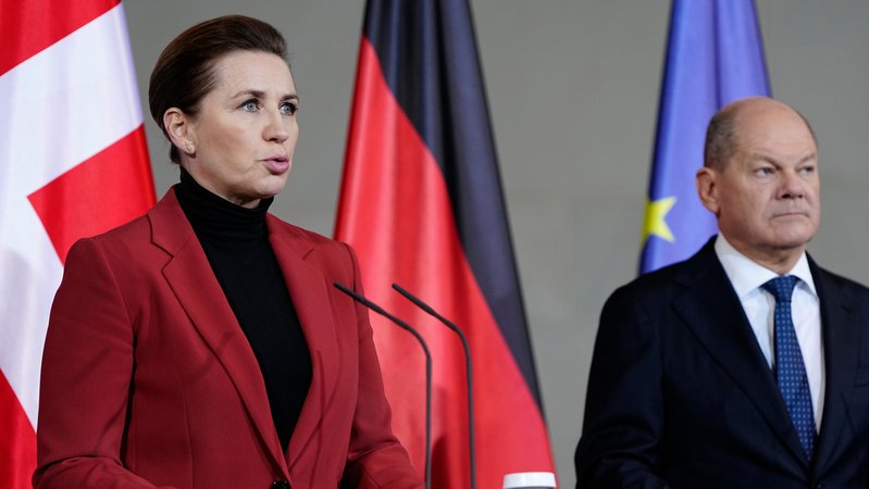 Dänische Premierministerin Mette Frederiksen neben Bundeskanzler Olaf Scholz | Bild: picture alliance / Ritzau Scanpix | Mads Claus Rasmussen Dänische Premierministerin Mette Frederiksen neben Bundeskanzler Olaf Scholz