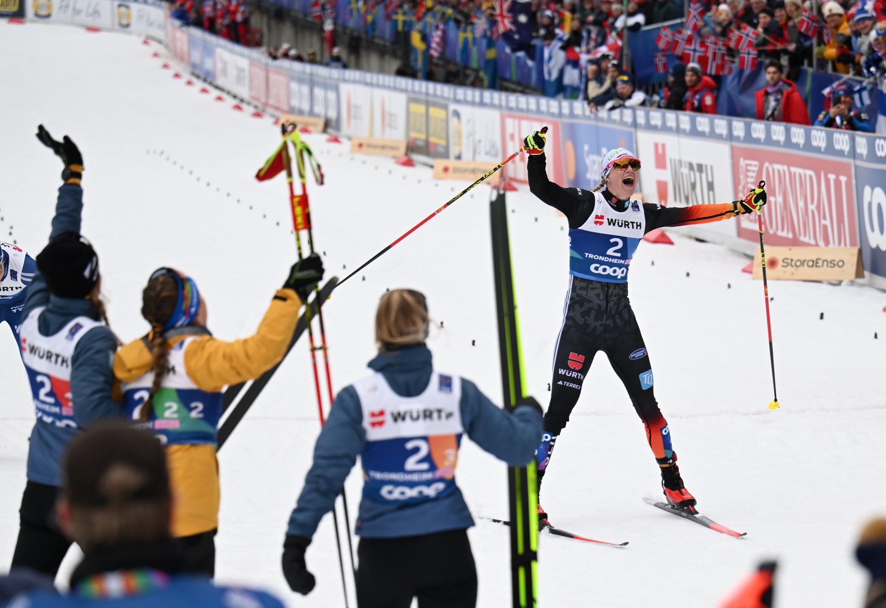 07.03.2025, Norwegen, Trondheim: Ski nordisch, Weltmeisterschaft, Langlauf - Staffel 4 x 7,5 km, Frauen. Schlussläuferin Victoria Carl (v.r.) aus Deutschland jubelt mit Helen Hoffmann aus Deutschland, Katharina Hennig aus Deutschland und Pia Fink aus Deutschland über Bronze. Foto: Hendrik Schmidt/dpa +++ dpa-Bildfunk +++
