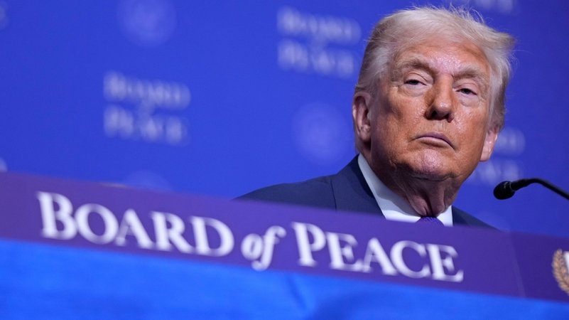 US-Präsident Donald Trump bei der ersten Sitzung des "Friedensrats" in Washington | Bild: dpa-Bildfunk/Mark Schiefelbein US-Präsident Donald Trump bei der ersten Sitzung des "Friedensrats" in Washington