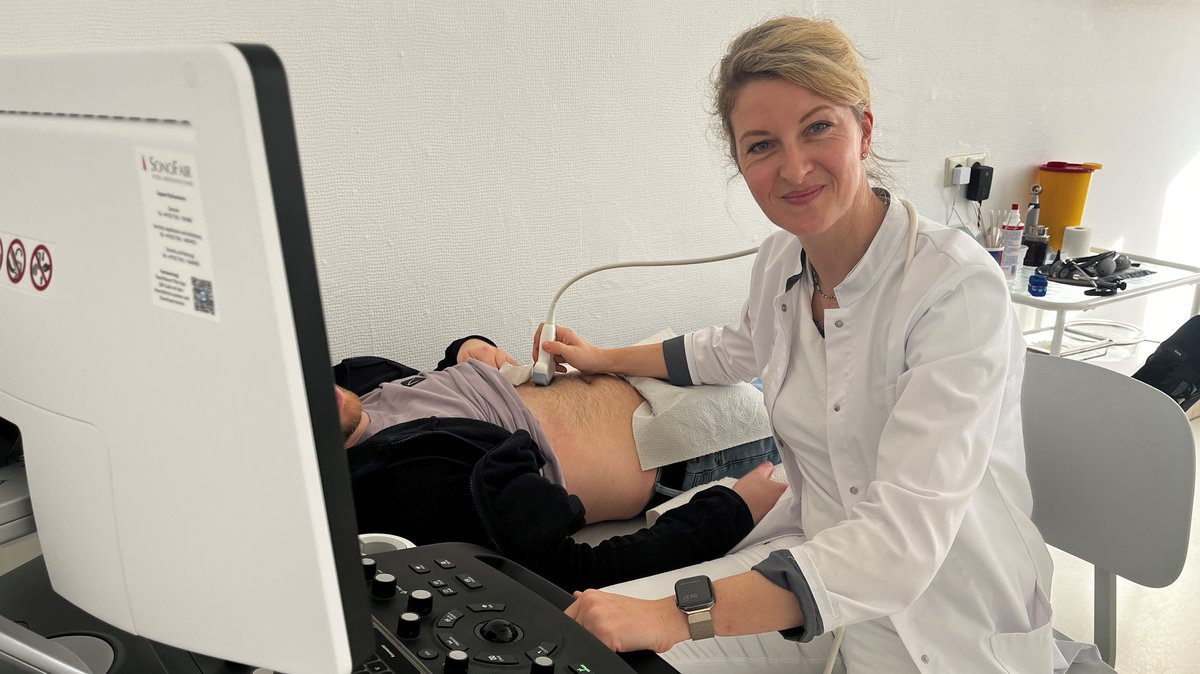 Hausärztin Iris Roos in ihrer Praxis bei einer Ultraschalluntersuchung
