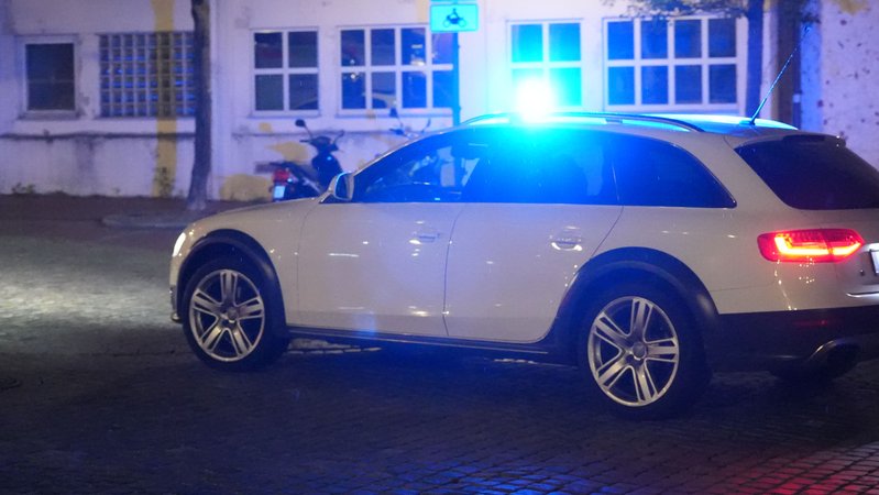 Ein ziviles Auto mit einem eingeschalteten Blaulicht auf dem Dach fährt während des Einsatzes durch Deggendorf. | Bild: NEWS5 Ein ziviles Auto mit einem eingeschalteten Blaulicht auf dem Dach fährt während des Einsatzes durch Deggendorf.