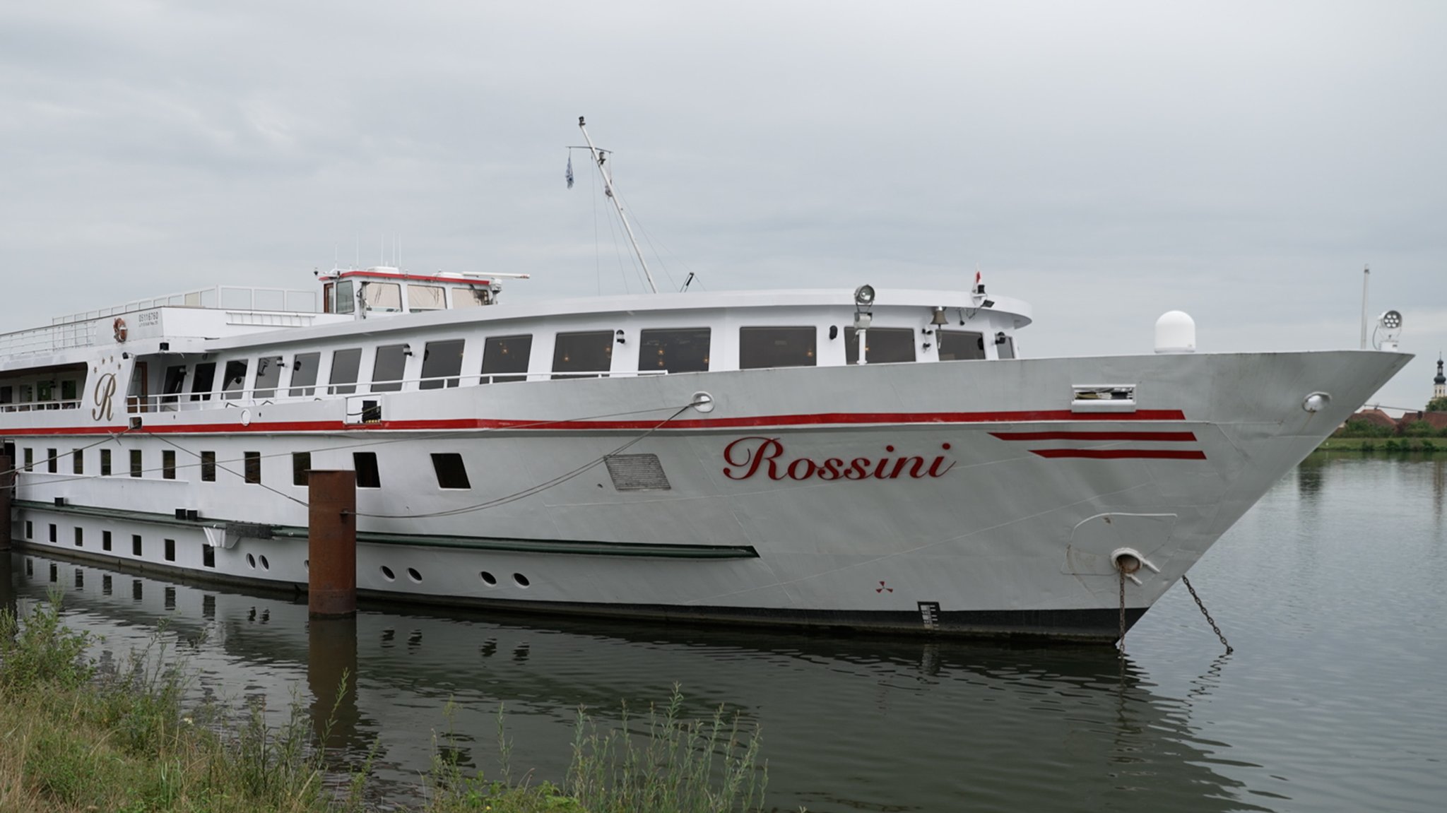 Das Schiff "MS Rossini" von außen. Es liegt am Ufer der Donau. | Bild: BR/Sebastian Sitzberger Das Schiff "MS Rossini" von außen. Es liegt am Ufer der Donau.