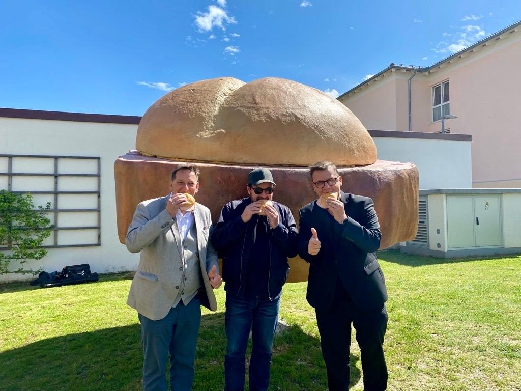 Leberkäs XXL und "Natur": Bürgermeister Franz Gassner (l.), Constantin-Produktionsleiter Steffen Günther und Constantin-Chef Torsten Koch schmeckt's.
