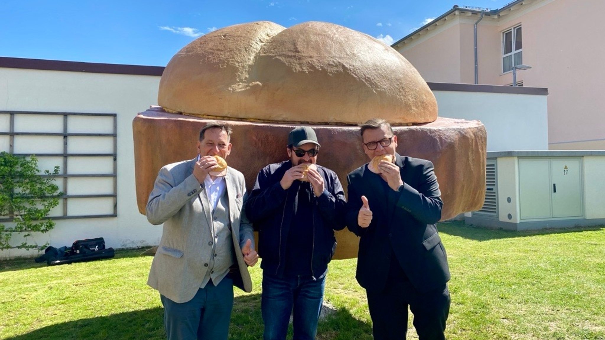 Leberkäs XXL und "Natur": Bürgermeister Franz Gassner (l.), Constantin-Produktionsleiter Steffen Günther und Constantin-Chef Torsten Koch schmeckt's.