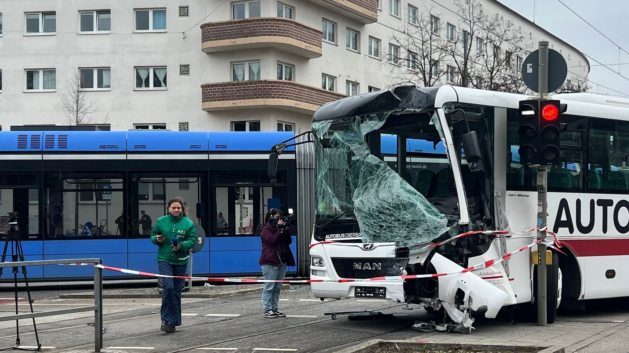  Unfall mit Trambahn und Reisebus in München.