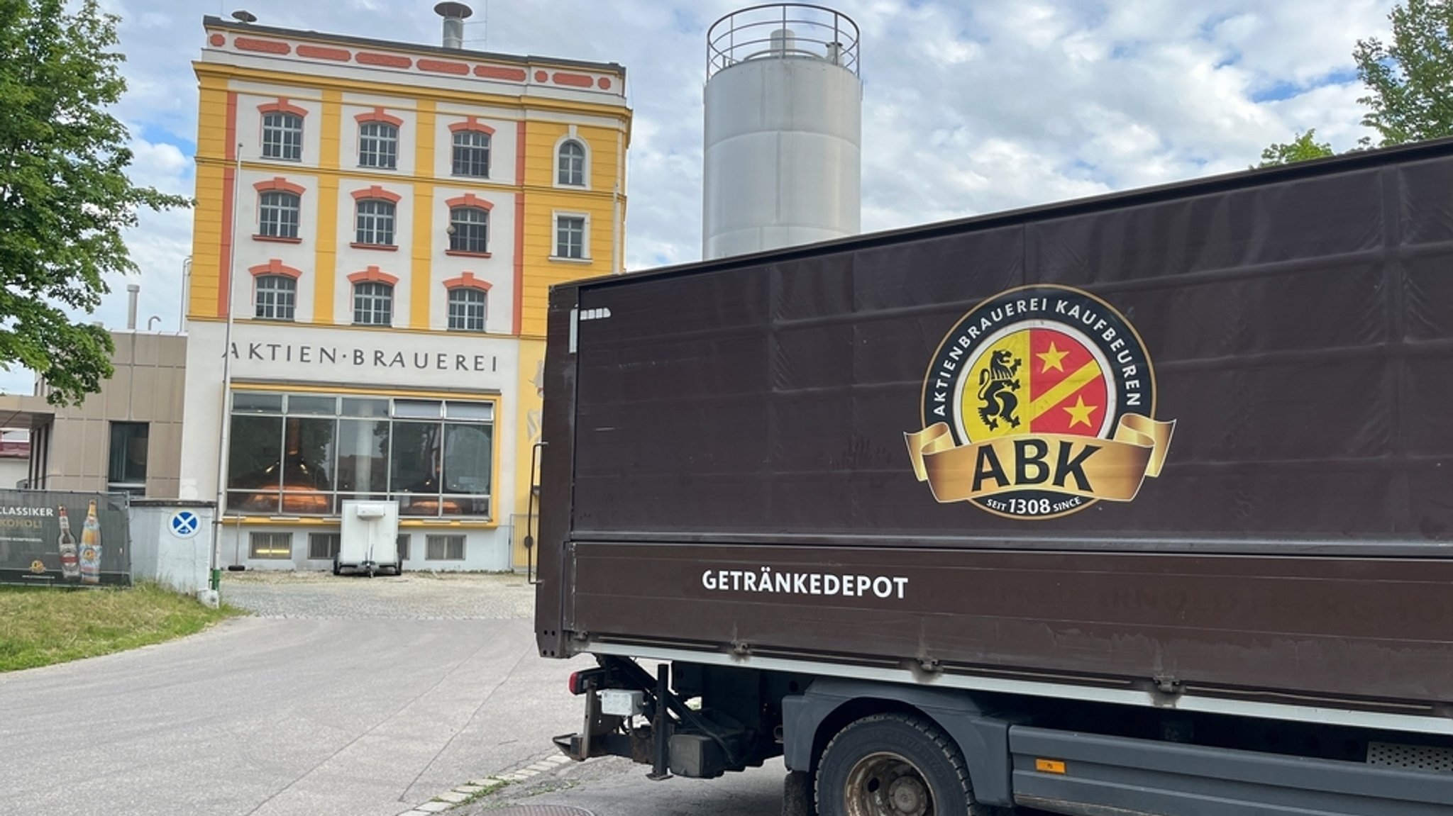 Sudhaus der Aktienbrauerei Kaufbeuren im Hintergrund, im Vordergrund ein brauner Lastwagen der Brauerei. | Bild: BR/Rupert Waldmüller Sudhaus der Aktienbrauerei Kaufbeuren im Hintergrund, im Vordergrund ein brauner Lastwagen der Brauerei.