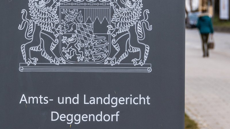 Ein Schild mit der Aufschrift "Amts- und Landgericht Deggendorf" steht vor dem Gerichtsgebäude. | Bild: dpa-Bildfunk/Armin Weigel Ein Schild mit der Aufschrift "Amts- und Landgericht Deggendorf" steht vor dem Gerichtsgebäude.