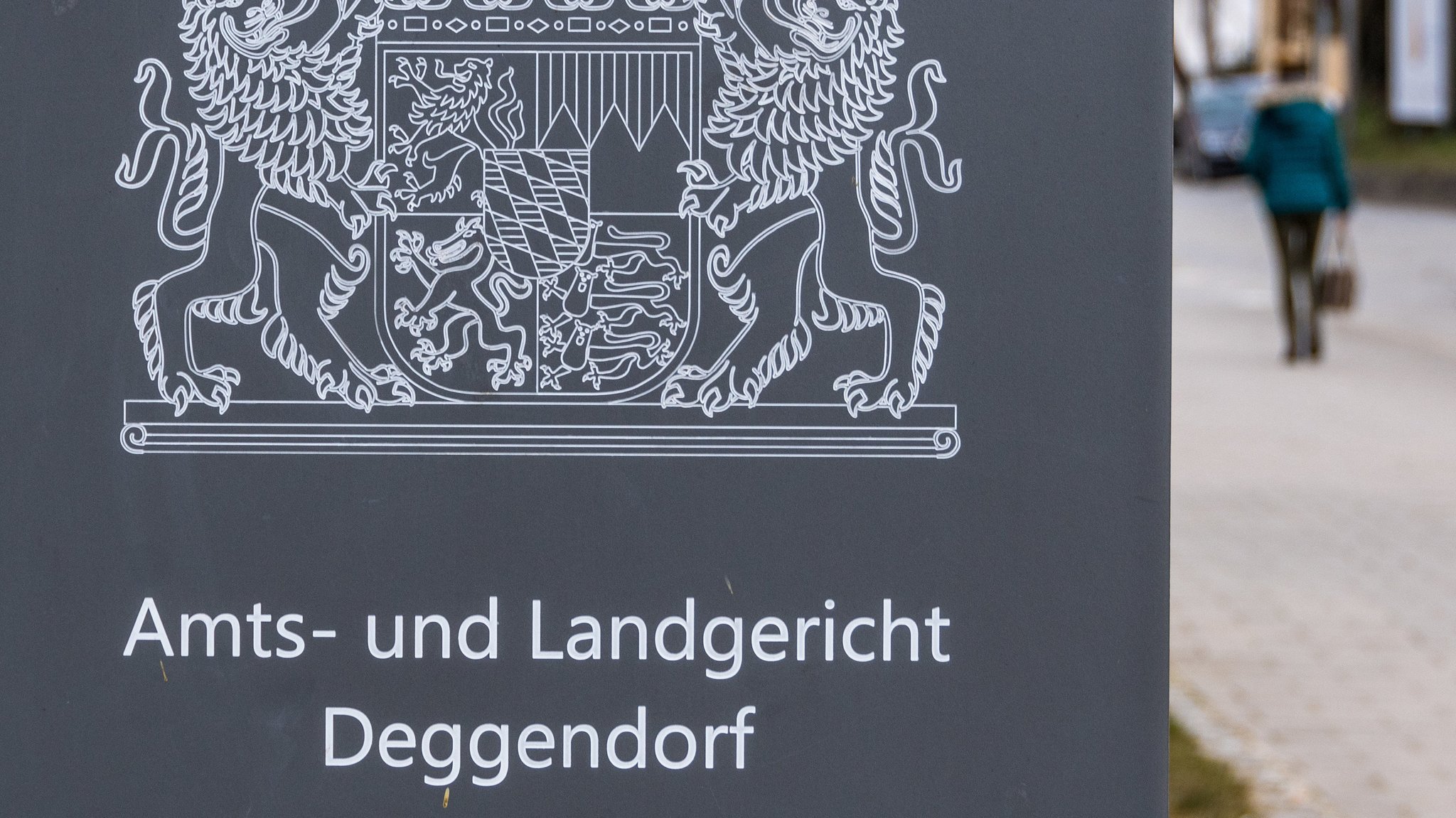 Ein Schild mit der Aufschrift "Amts- und Landgericht Deggendorf" steht vor dem Gerichtsgebäude.