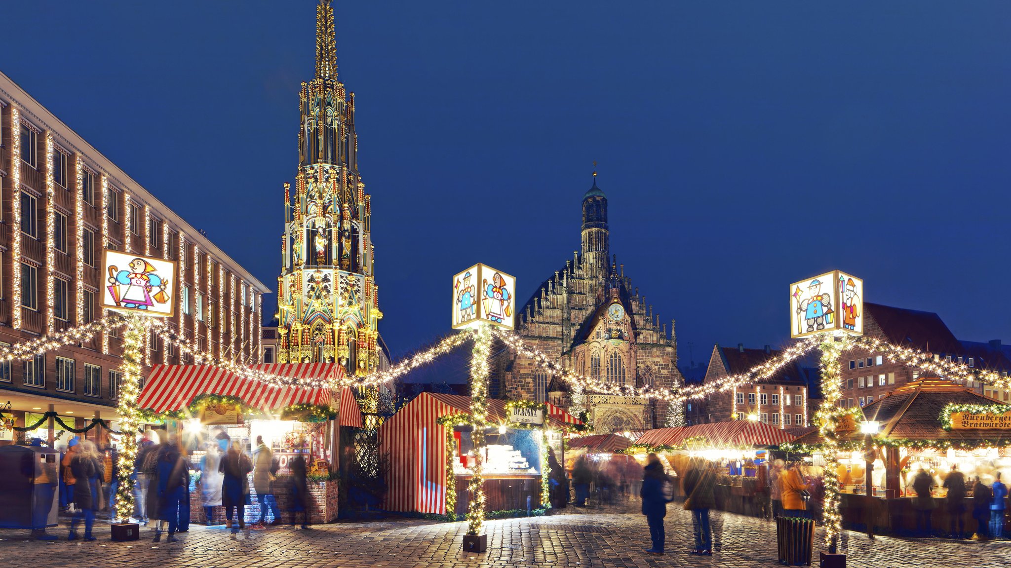 Der Nürnberger Christkindlesmarkt bei Nacht mit dem Schönen Brunnen und der Frauenkirche im Hintergrund