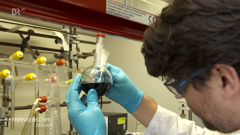 Student forscht mit Chemikalien. | Bild: BR Student forscht mit Chemikalien.