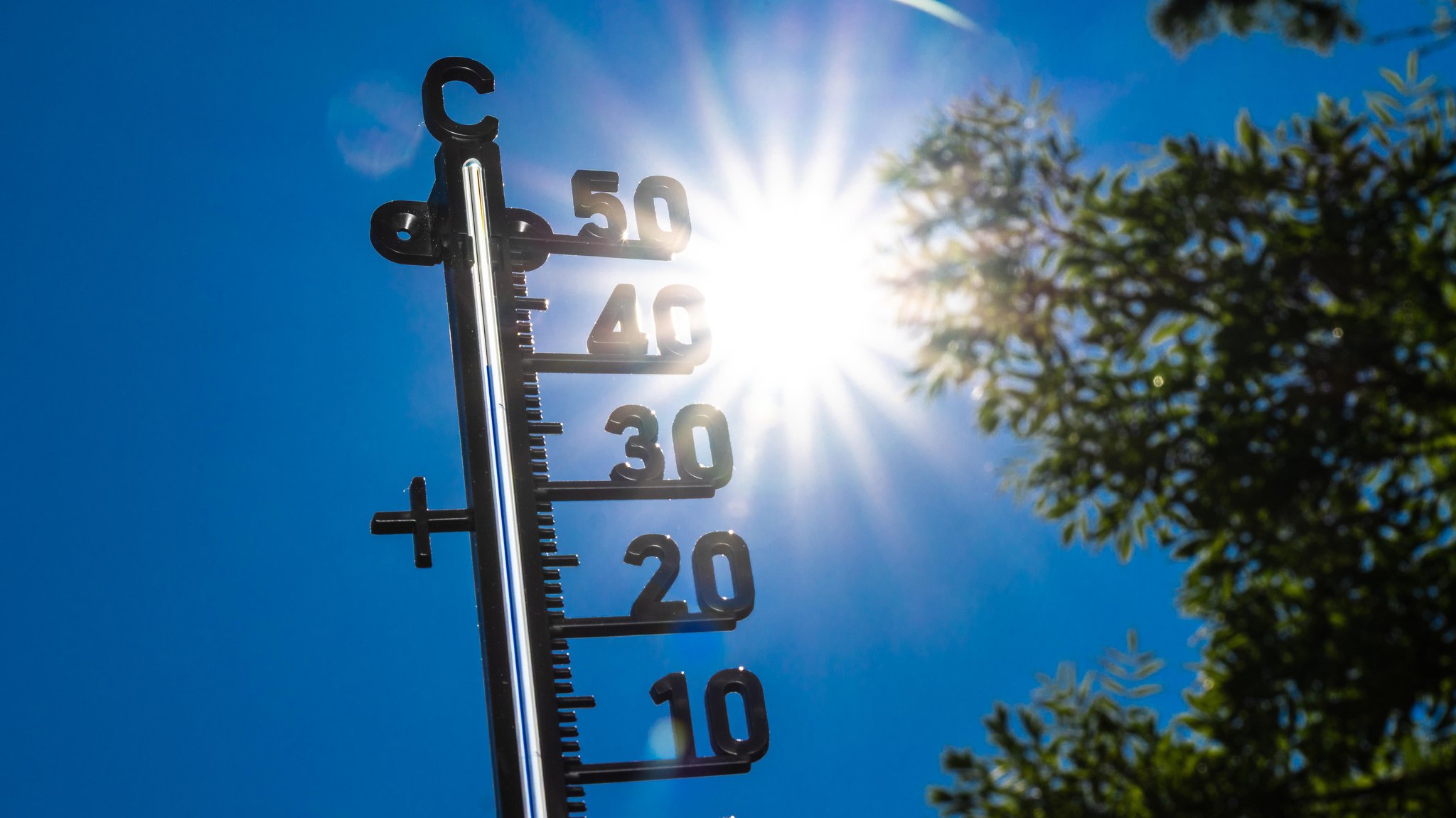 Ein Thermometer zeigt über 30 Grad bei strahlender Sonne | Bild: picture alliance / CHROMORANGE | Michael Bihlmayer Ein Thermometer zeigt über 30 Grad bei strahlender Sonne