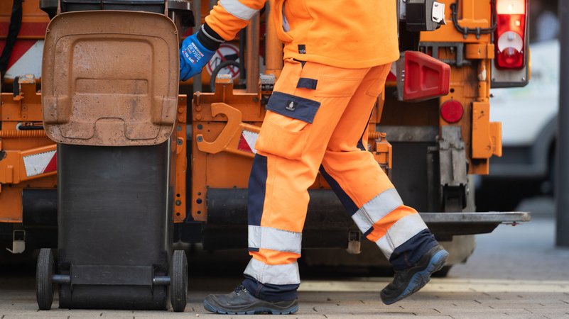 Ein Mitarbeiter der Müllabfuhr leert eine Mülltonne. (Symbolbild) | Bild: dpa-Bildfunk/Marijan Murat Ein Mitarbeiter der Müllabfuhr leert eine Mülltonne. (Symbolbild)