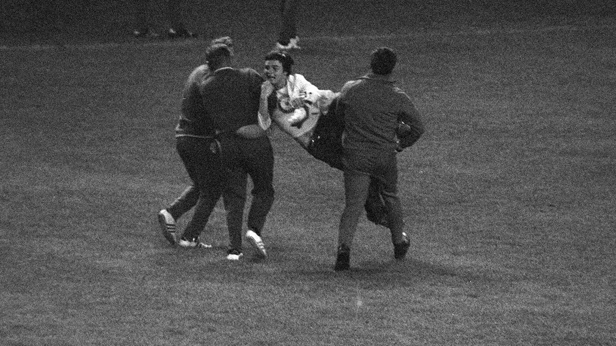 Ein Leeds-Fan wird vom Platz getragen, 1975
