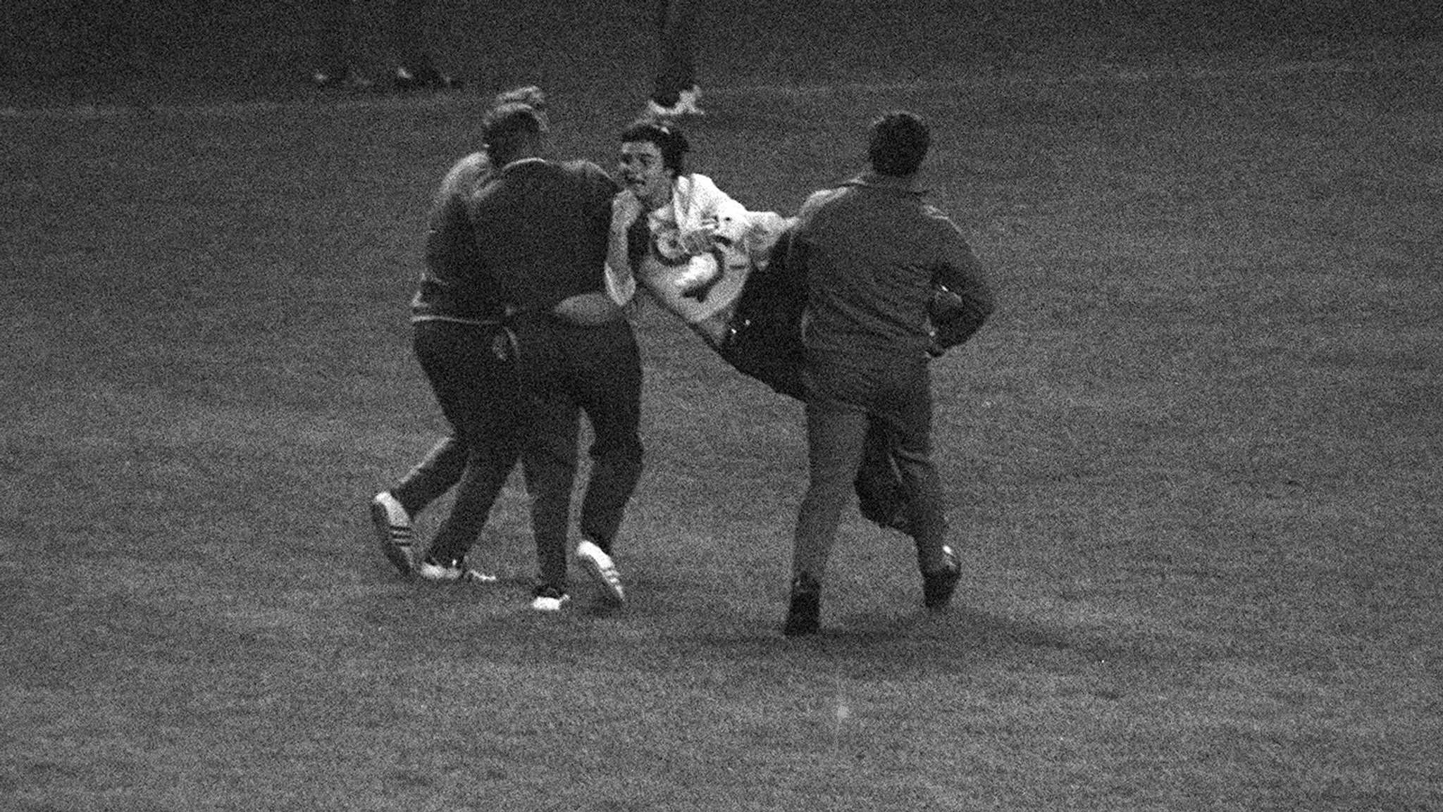 Ein Leeds-Fan wird vom Platz getragen, 1975