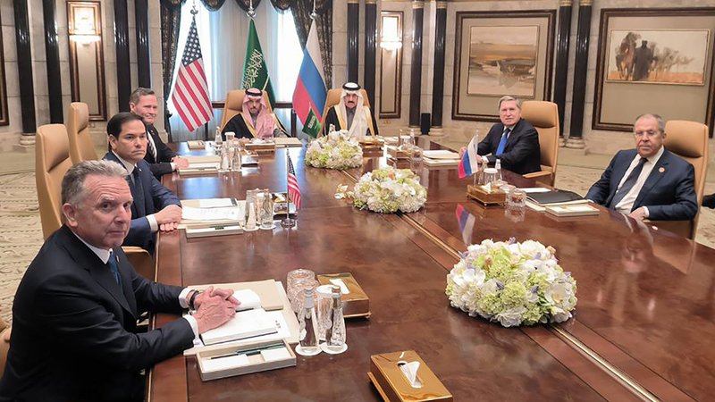 Treffen in Saudi-Arabien | Bild: picture alliance/dpa/Russian Foreign Ministry Press S | Russian Foreign Ministry Treffen in Saudi-Arabien