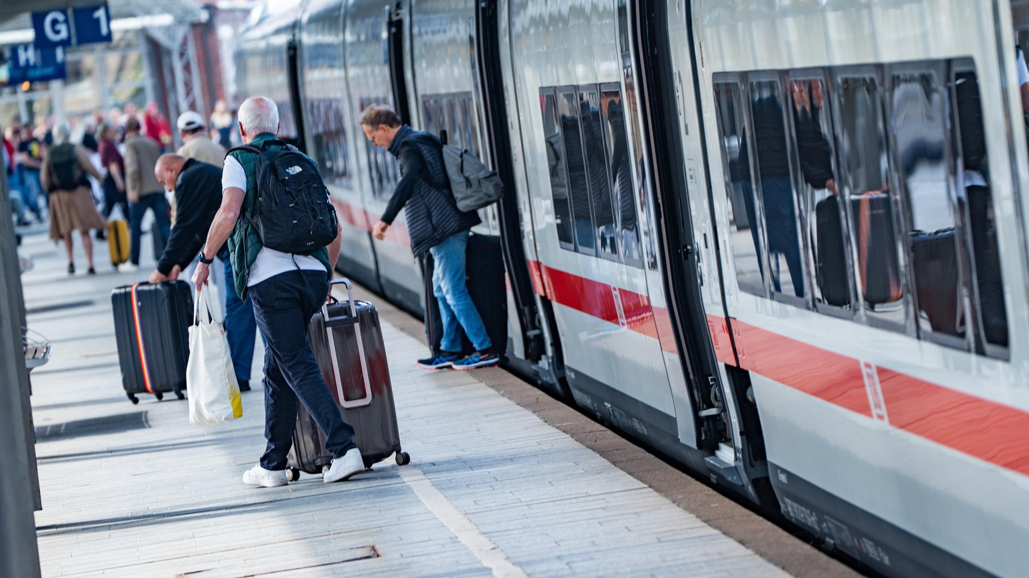 Menschen an einem Bahngleis (Symbol- und Archivbild) | Bild: picture alliance / Chris Emil Janßen Menschen an einem Bahngleis (Symbol- und Archivbild)