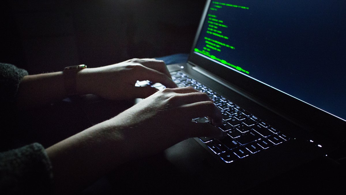 #Faktenfuchs: Kann ein Hackerangriff für einen Blackout sorgen?