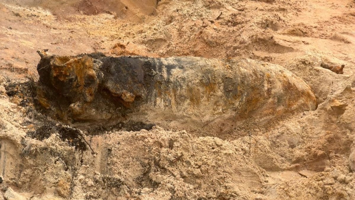 Die Fliegerbombe, die Mittwochmittag in Nürnberg gefunden wurde, steckt im sandigen Boden.