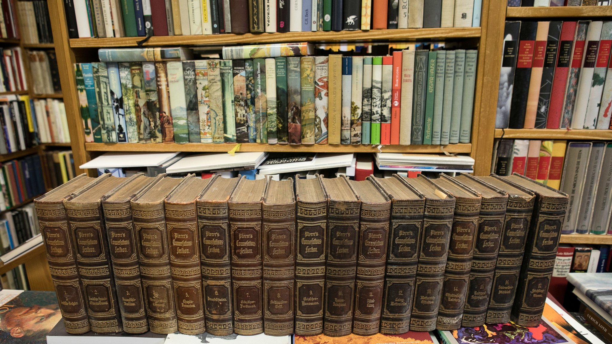 Bücher stehen im Antiquariat J. Kitzinger in München. | Bild: picture alliance / SZ Photo | Florian Peljak Bücher stehen im Antiquariat J. Kitzinger in München.