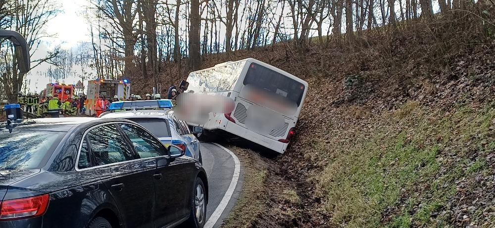Der seitlich in den Graben gerutschte Schulbus. Zahlreiche Einsatzkräfte waren vor Ort.