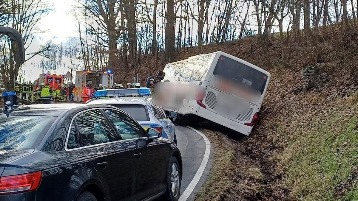 Nach Unfall: Feuerwehr holt 36 Kinder aus Schulbus 