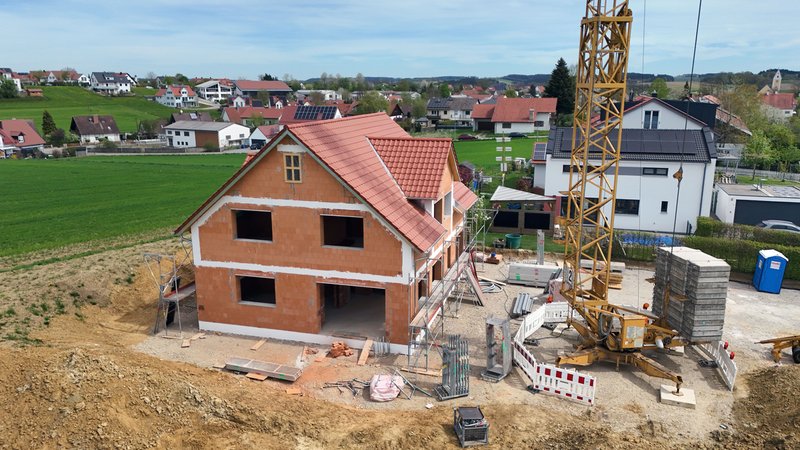 Neubau eines Eigenheims in Adelzhausen, Bayern | Bild: picture alliance / SvenSimon | Frank Hoermann/SVEN SIMON Neubau eines Eigenheims in Adelzhausen, Bayern