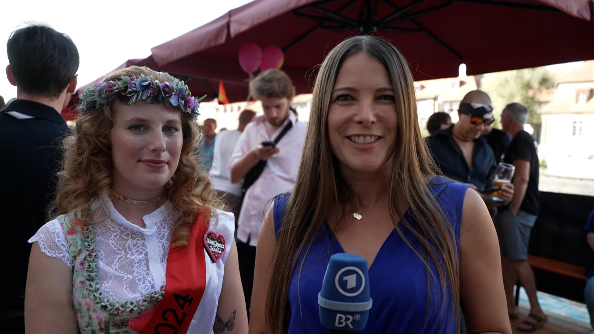 BR-Korrespondentin Sandra Jozipovic mit dem "Sandmadla 2024" auf der Bamberger Sandkerwa.