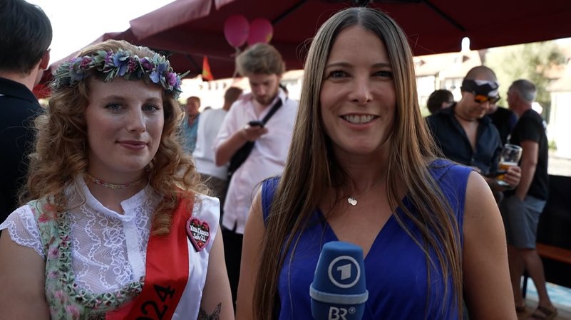 BR-Korrespondentin Sandra Jozipovic mit dem "Sandmadla 2024" auf der Bamberger Sandkerwa. | Bild: BR BR-Korrespondentin Sandra Jozipovic mit dem "Sandmadla 2024" auf der Bamberger Sandkerwa.