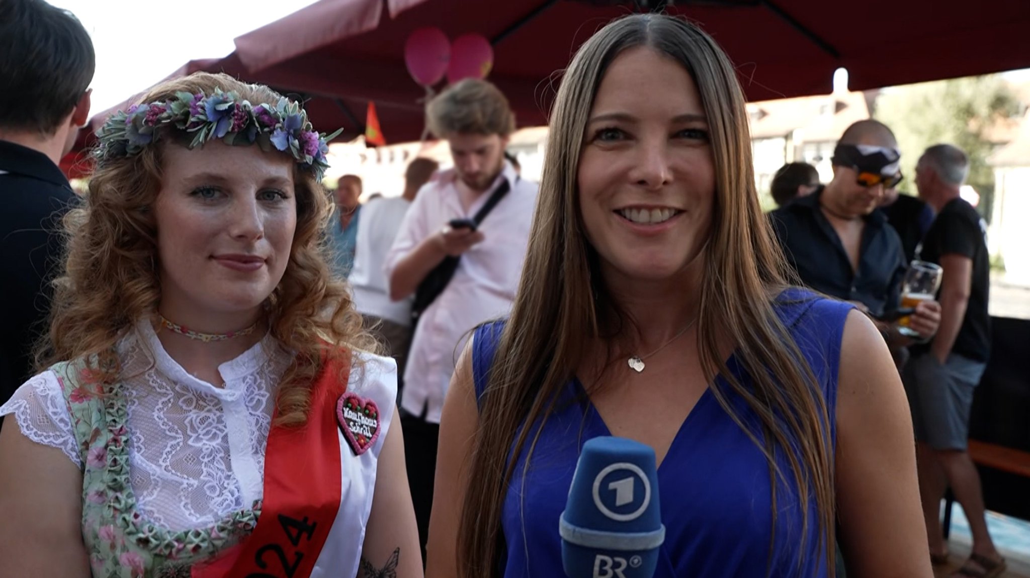 BR-Korrespondentin Sandra Jozipovic mit dem "Sandmadla 2024" auf der Bamberger Sandkerwa.