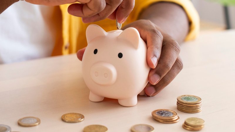 Sparschwein wird mit Münzen gefüttert. | Bild: picture alliance / Westend61 | Victoria Rayu Sparschwein wird mit Münzen gefüttert.