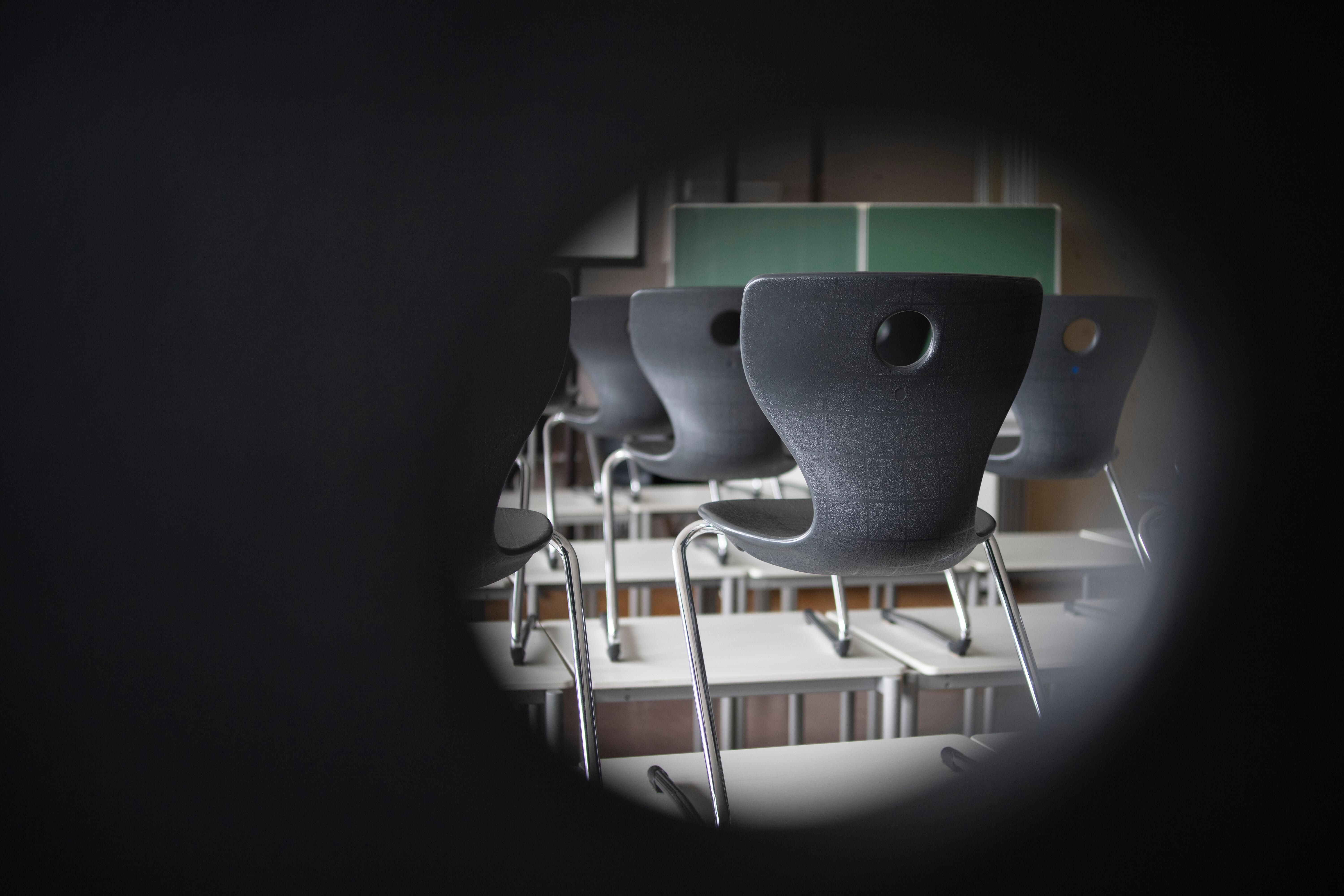 Stühle und eine Tafel sind in einem Schulraum