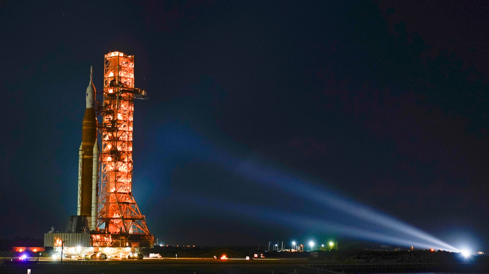 Cape Canaveral: Die NASA-Mondrakete verlässt das Montagezentrum in Richtung Startrampe Pad 39B im Kennedy Space Center.