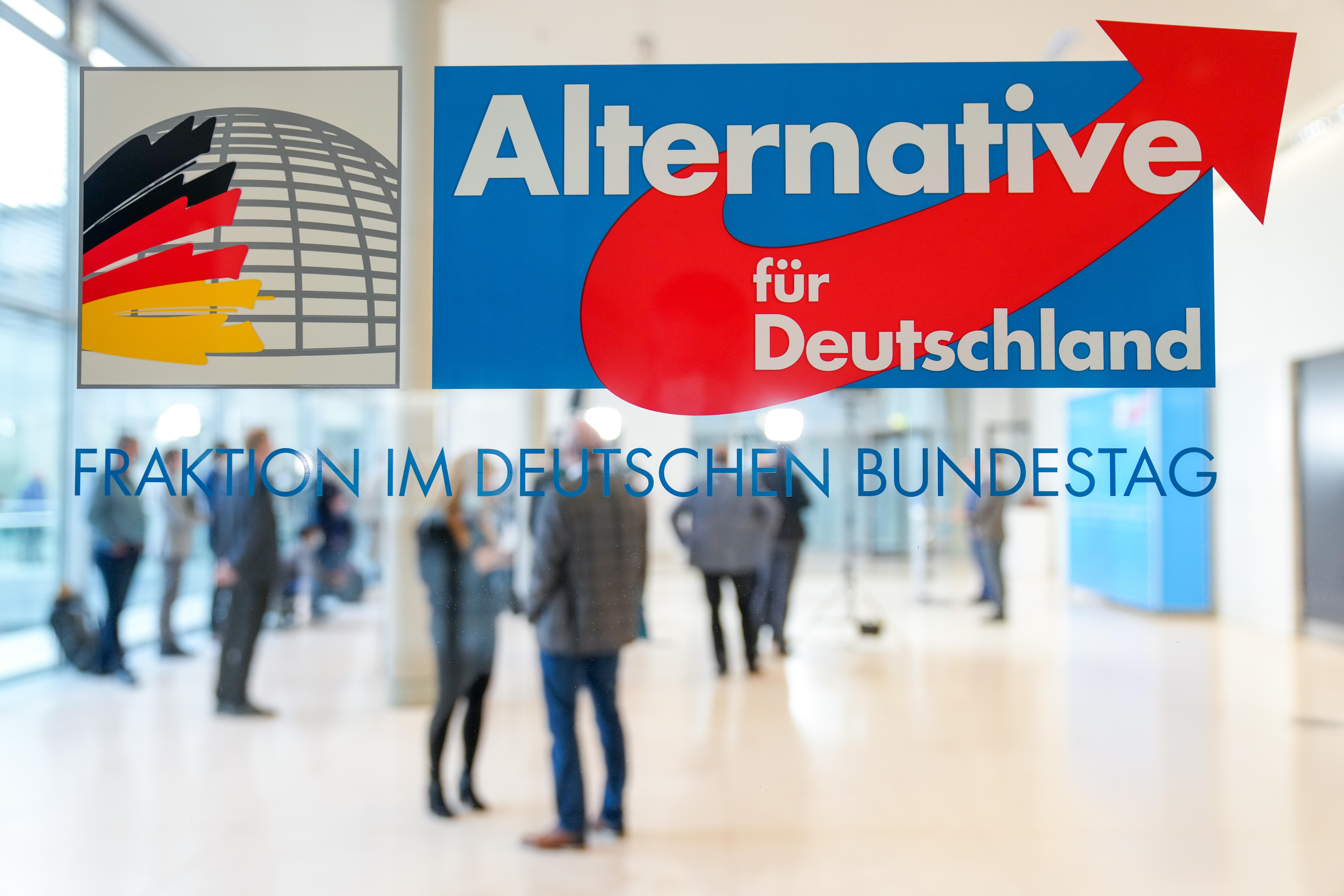Mitglieder der AfD-Fraktion kommen zu einer Sitzung im Bundestag zusammen (Symbolbild)