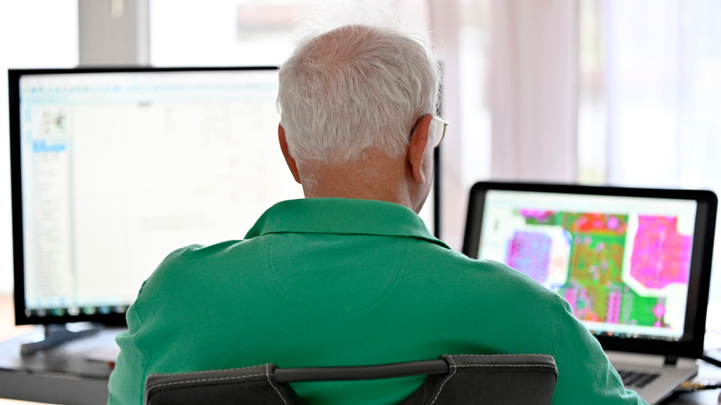 Arbeiten im Alter (Symbolbild): Ein Senior arbeitet in seiner Elektronik-Werkstatt im Home-Office.