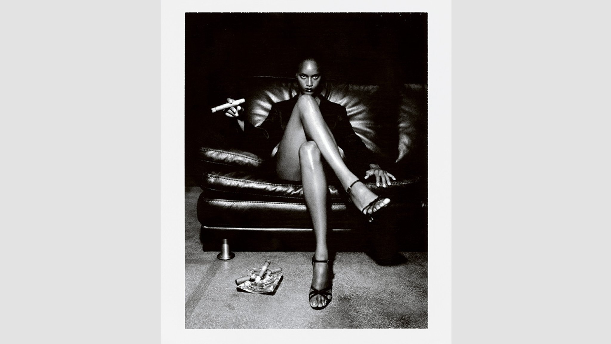 Schwarz-weiß-Polaroid eines Models im Ledersessel | Bild: Helmut Newton Foundation Schwarz-weiß-Polaroid eines Models im Ledersessel