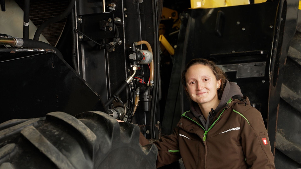 Sie ist Fachkraft für Agrarservice: Sophia Meyer aus Gunzenhausen neben einem Traktor. | Bild: BR/Annika Svitil Sie ist Fachkraft für Agrarservice: Sophia Meyer aus Gunzenhausen neben einem Traktor.
