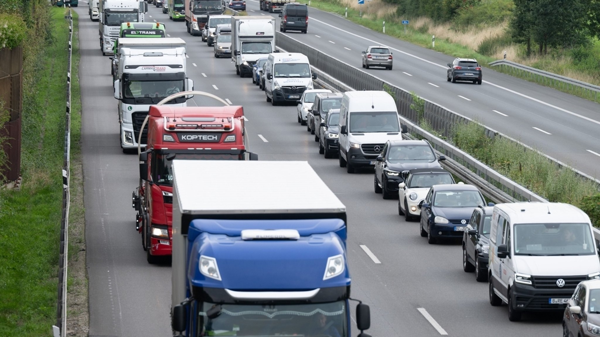 A8: Autos fahren in Rettungsgasse gegen Fahrtrichtung