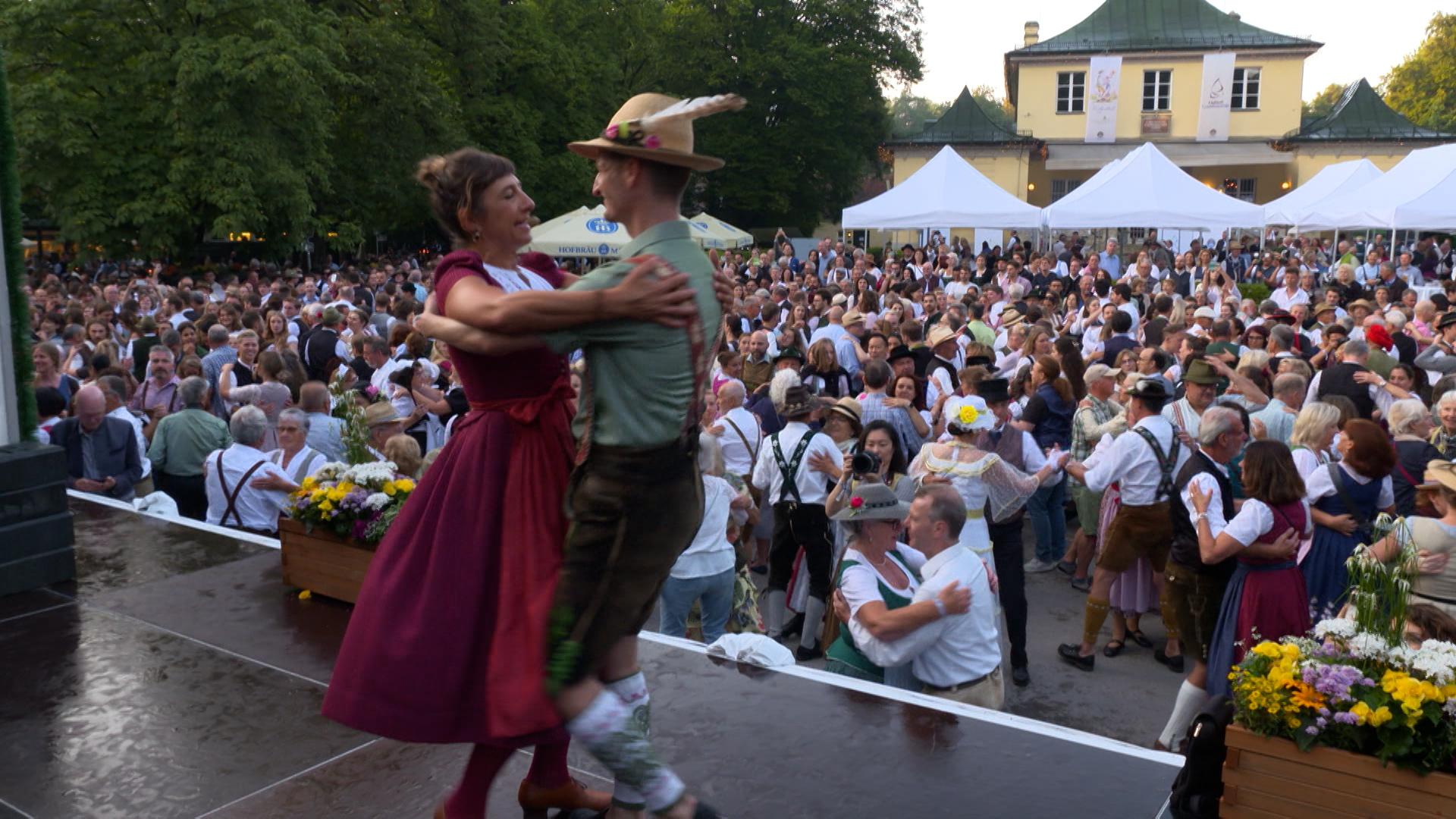 12.000 Frühaufsteher beim Kocherlball in München