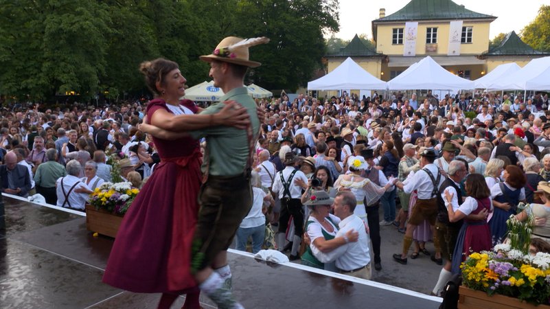 12.000 Frühaufsteher beim Kocherlball in München | Bild: Bayerischer Rundfunk 2024 12.000 Frühaufsteher beim Kocherlball in München